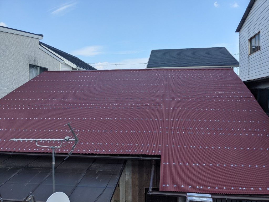 奈良 天理 屋根工事専門の小浦瓦店 橿原市でセメント瓦からトタン屋根への葺き替え工事が完了いたしました