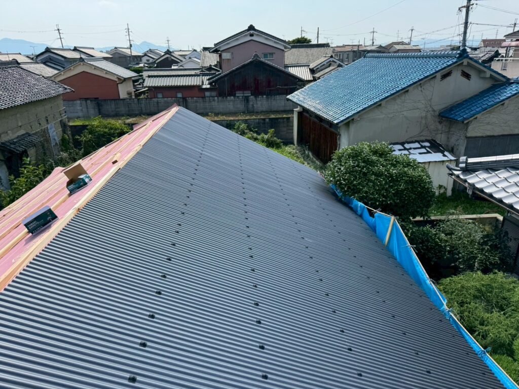 小波鉄板葺き