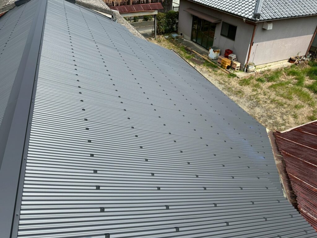 小波鉄板葺き